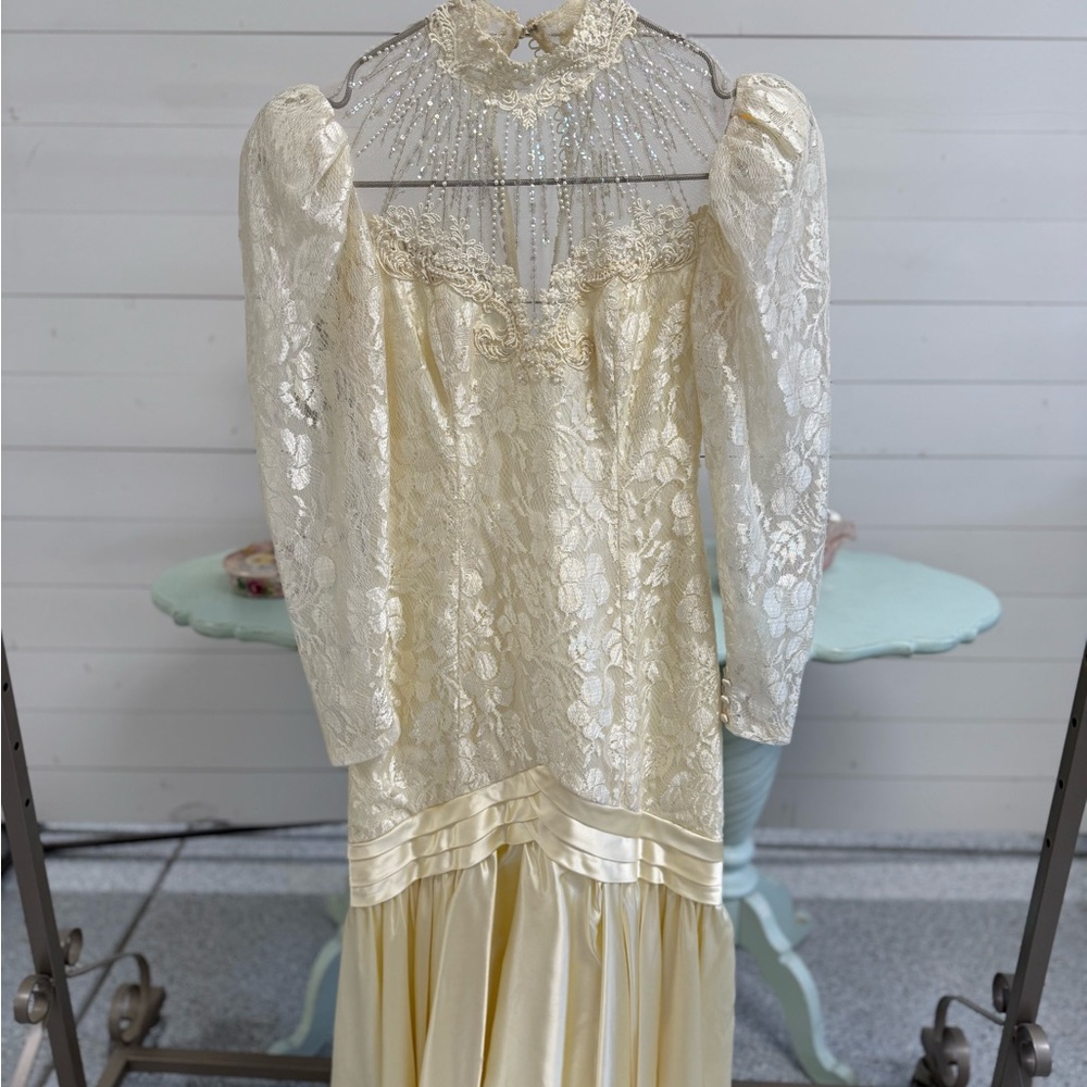 Elegant Cream Lace Wedding Dress
